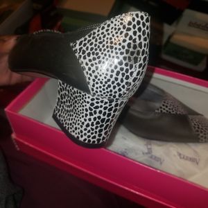 Silver pump with design